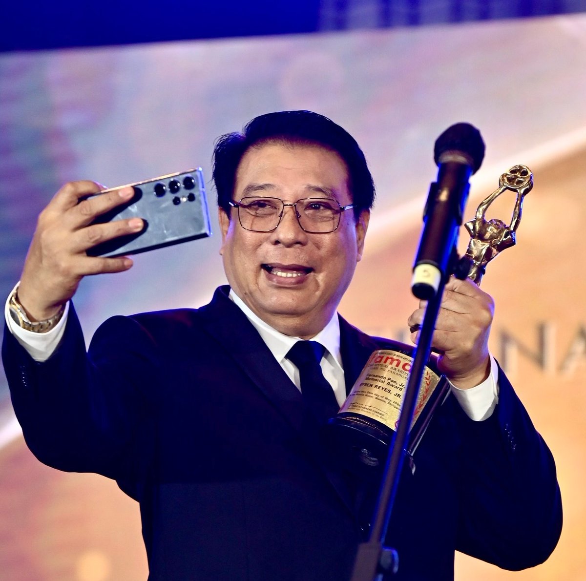 Actor Efren Reyes.